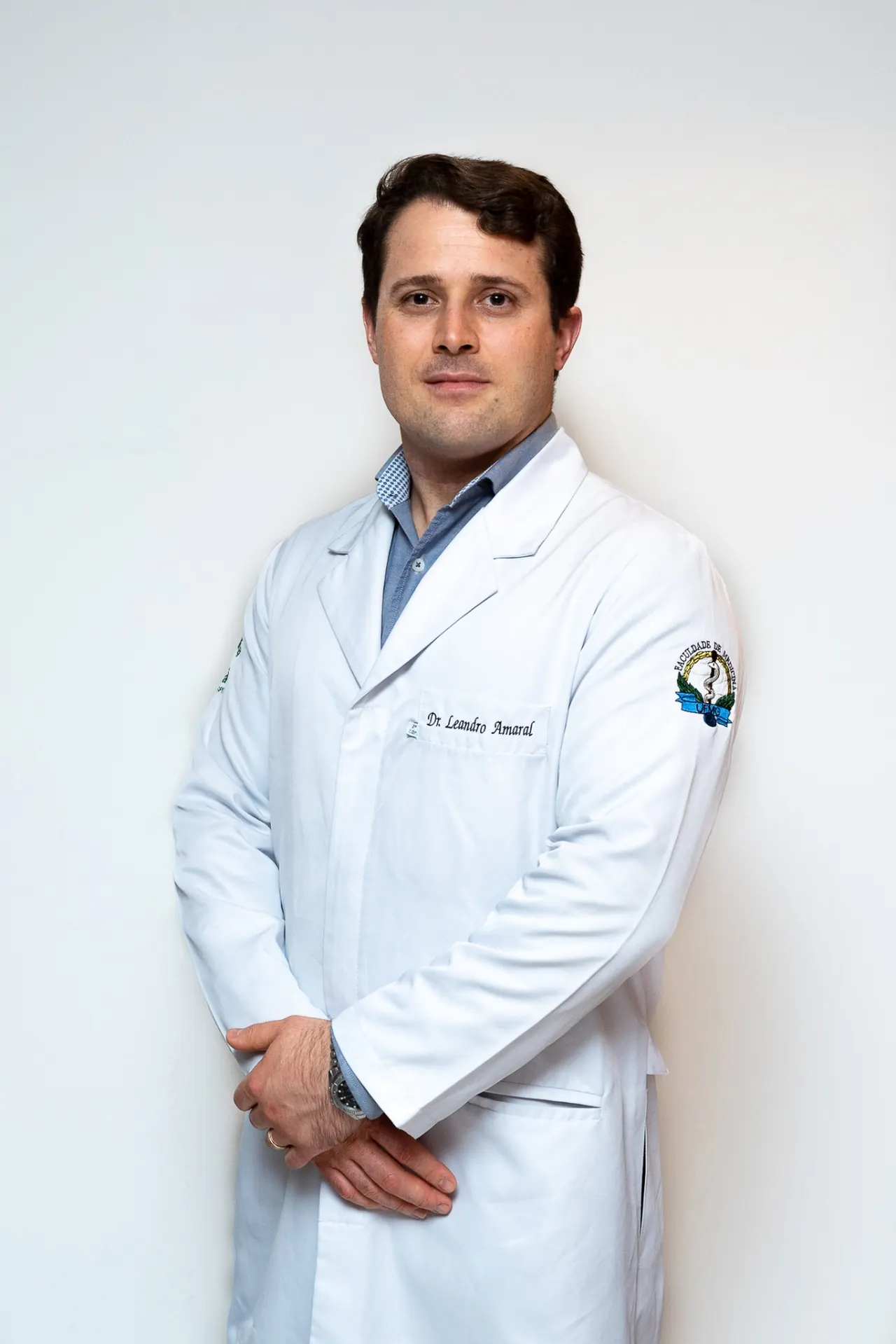 Dr. Leandro Custódio Amaral, neurocirurgião CRM-MG 51935, em jaleco branco