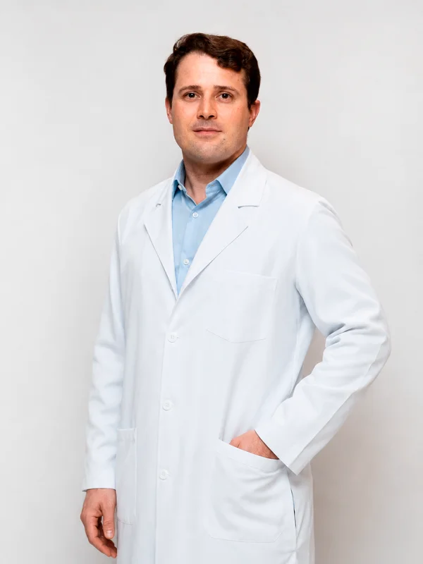 Dr. Leandro Amaral em consultório